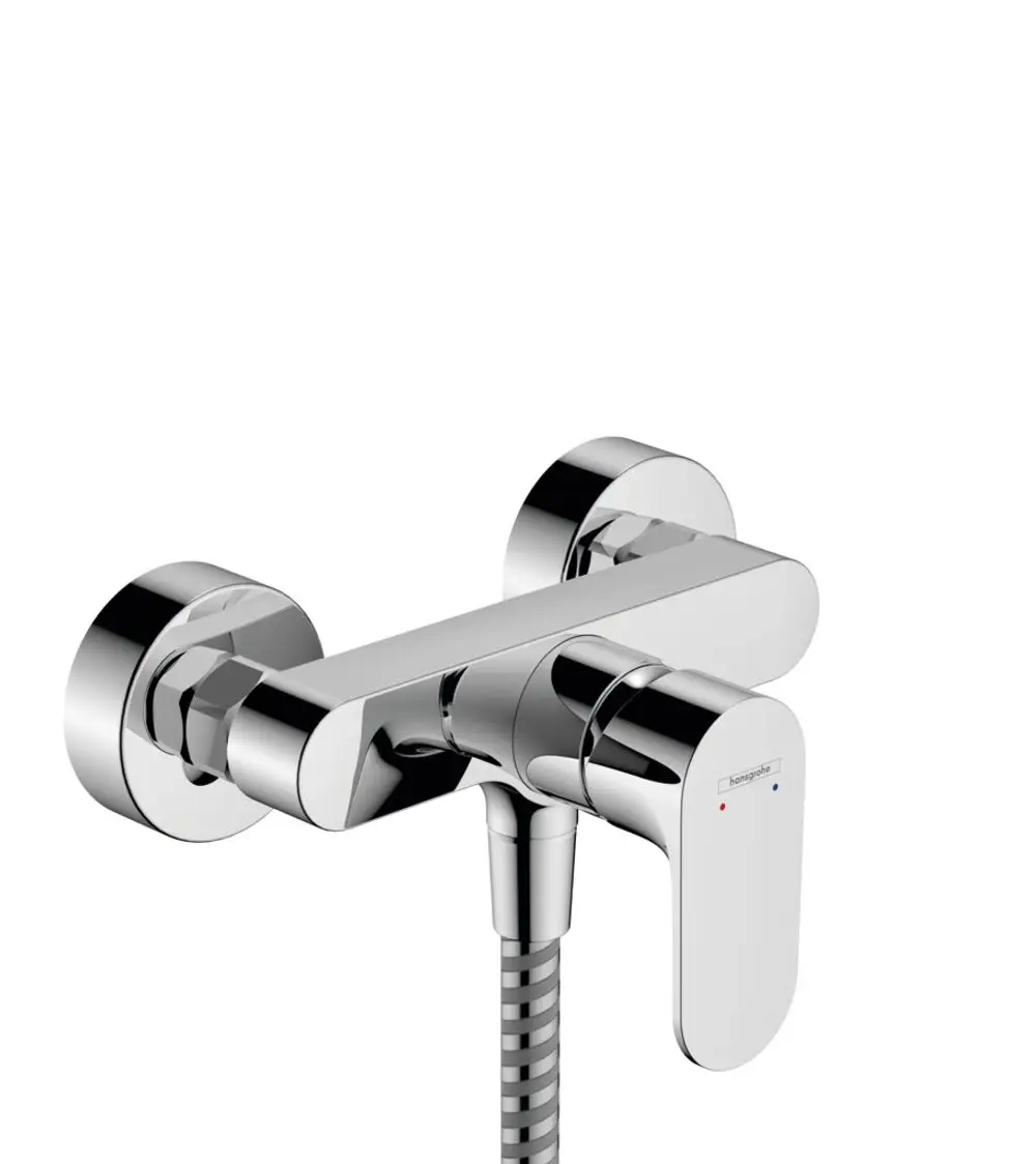 Ein Hansgrohe-Brausemischer in Chrom-Optik für die Wandmontage mit einem einhebeligen Bediengriff und einem flexiblen Schlauch.